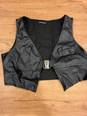 SHEIN Black Faux-Leather Cropped Vest with Front Buckle